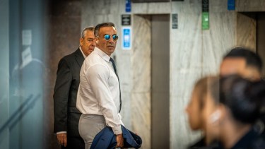 El médico Leopoldo Luque agredió a un periodista en el juicio por la muerte de Diego Maradona