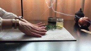 Cómo barrer las energías negativas del hogar con un vaso con agua, vinagre y orégano 