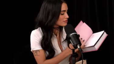 Lali Espósito llevó a Gelatina el libro "Archivo de la Memoria Trans". Foto: captura video