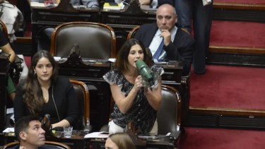 Marcela Pagano con un megáfono.-