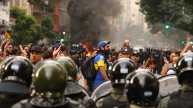 Marcha jubilados e hinchas de fútbol. Foto: La Nación.-