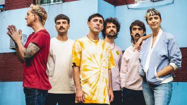 Mi Amigo Invencible regresa al Alto Valle para mostrar las canciones de Arco y Flecha, su noveno disco.