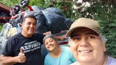 Misión Nanito Calfunao: todo listo para salir, Laura tomando la selfie y detrás Pona y Patricia, la hermana de ella - Foto: Gentileza.