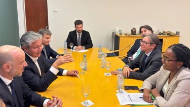 El gobernador Figueroa se reunió con representantes de CAF. (Foto: gentileza)