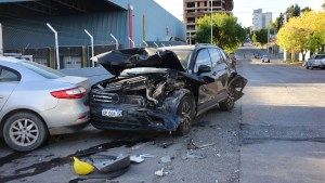 En 5 fotos, así quedaron los autos embestidos por un camión en una calle pronunciada de Neuquén
