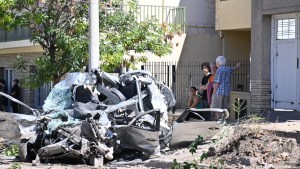 En 9 fotos | Un camión chocó una fila de autos estacionados en Neuquén: el conductor fue hospitalizado