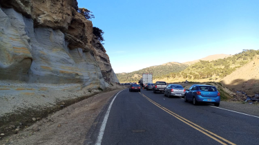 Las filas de vehículos sobre la Ruta 242. Foto: gentileza.