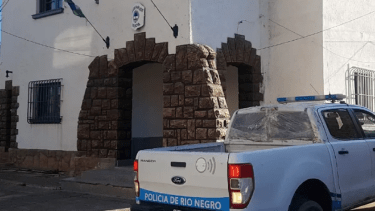 Efectivos de la comisaría Quinta de Villa Regina fueron atacados mientras detenían a un hombre. Foto: gentileza. 