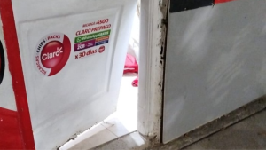 Dobló la puerta de un kiosco de Cipolletti a patadas y robó: lo atraparon con dinero y cigarrillos