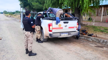 El control vehicular en Valle Azul derivó en el secuestro de armas y un animal ovino vivo. Foto Gentileza Policía de Río Negro.