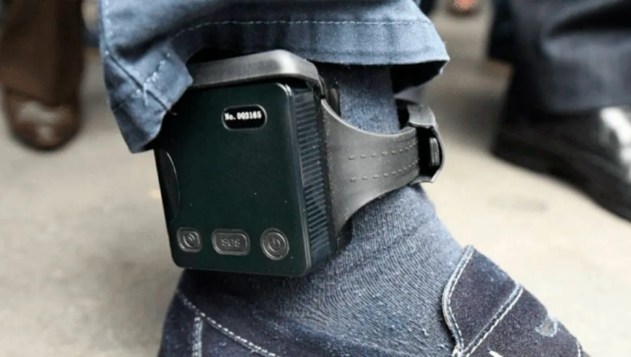 Cada vez más personas detenidas tienen prisión domiciliaria con tobillera o pulsera electrónica. Archivo