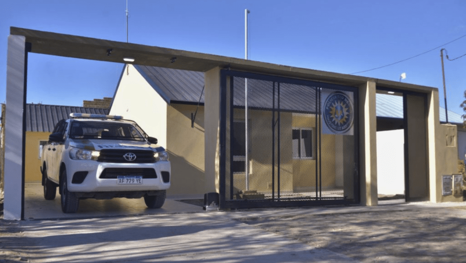 Efectivos de la subcomisaría 69 de Roca participaron del operativo.