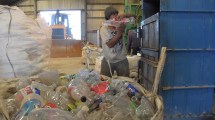 Imagen de Convierten toneladas de basura en objetos reutilizables: el rol de los recicladores de Roca 