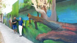 Trajo el río a la ciudad en un mural para recordar a su hermano Piero