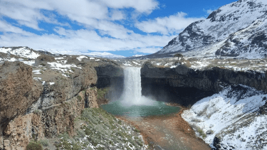 Video | La maravillosa postal de la nieve en el Salto del Agrio: anticipan que volverá a caer el fin de semana en Caviahue