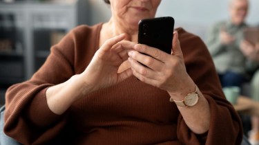 Taller de recursos digitales para adultos mayores en Roca.