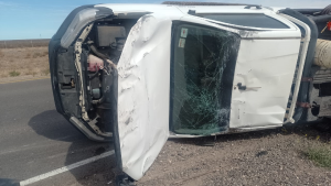 Impresionante vuelco camino a Vaca Muerta en Ruta 51, cerca de Vista Alegre: dos heridos