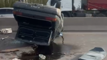 Imagen de Intentó sobrepasar a un camión pero perdió el control y volcó sobre Ruta 22, en Cipolletti