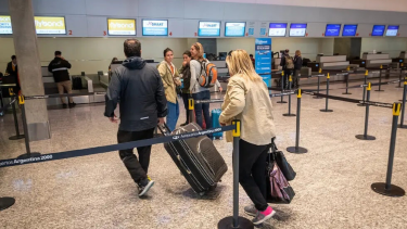 El bolso en el control de seguridad del aeropuerto. 