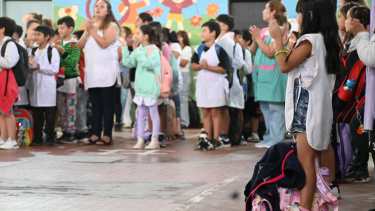 Inicio de clases en Roca: alegría y bancos vacíos por falta de útiles y transporte escolar