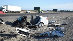 Brutal choque en la Ruta 3 en Chubut: un taxi y una camioneta impactaron de frente, un herido grave