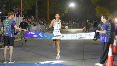 Jerónimo Wendell y Renata Dolhare, los ganadores de la 39ª edición de la Corrida de Cipolletti