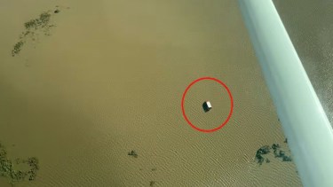 La camioneta Andreani en donde se refugiaron las hermanas que siguen desaparecidas. (Foto: gentileza TN).