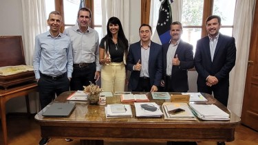 Lorena Villaverde (LLA) junto a cuatro diputados "radicales con peluca" y el intendente Marcelo Román, en Allen. Gentileza