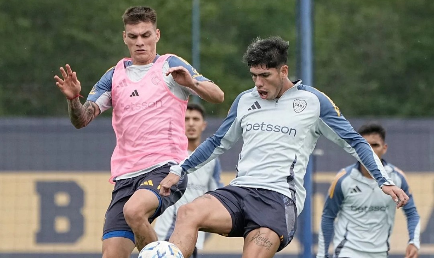 Kevin Zenón sufrió una molestia en la práctica de este lunes. Foto: @BocaJrsOficial.