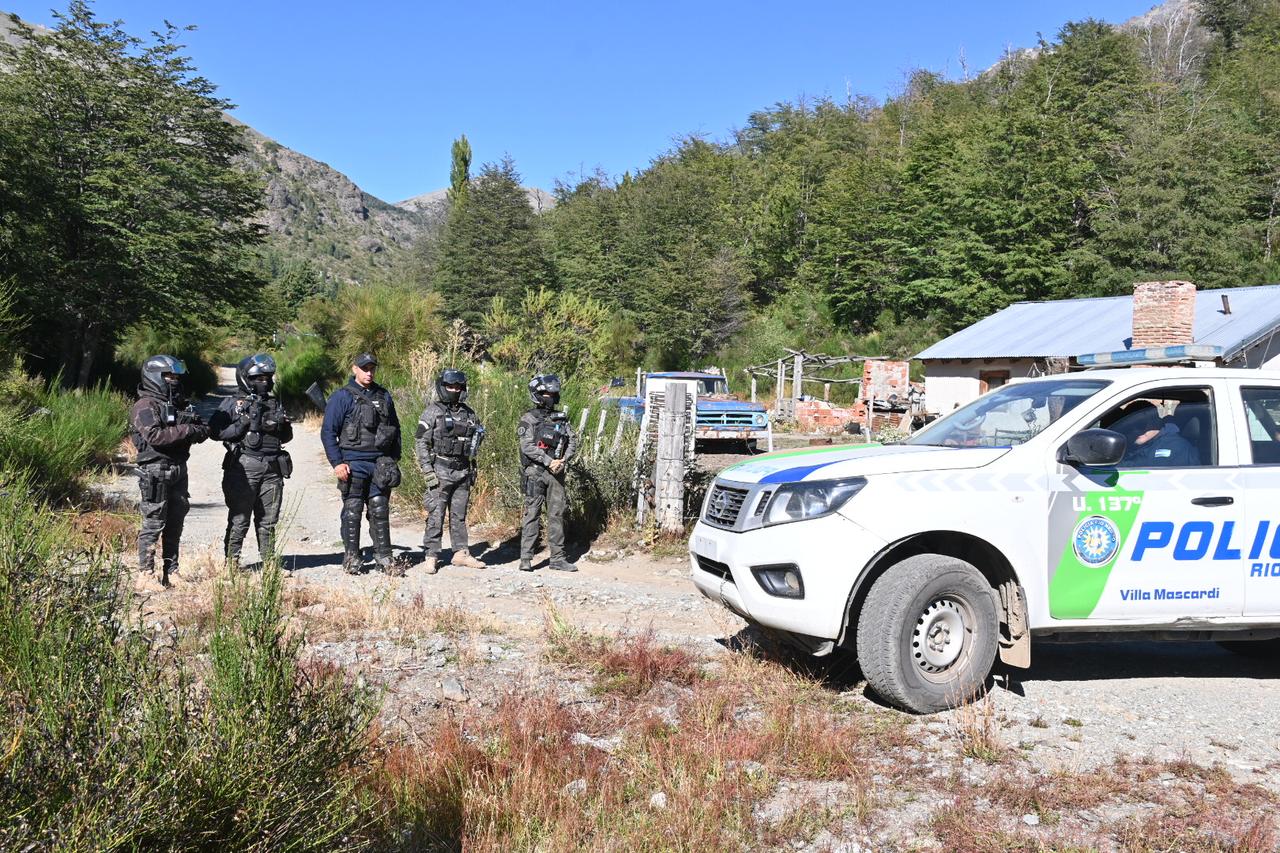 La Policía de Río Negro en la comunidad mapuche Buenuleo para restituir las tierras a un privado deben pasar por el territorio mapuche. Foto: Chino Leiva