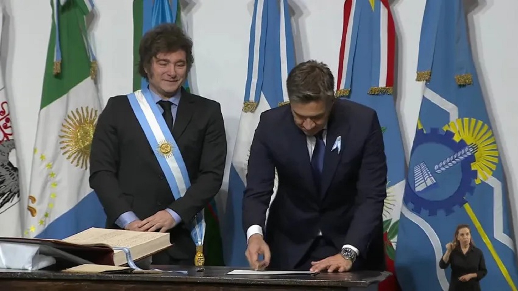 Milei y Zdero en la firma del Pacto de Mayo. Foto: gentileza. 
