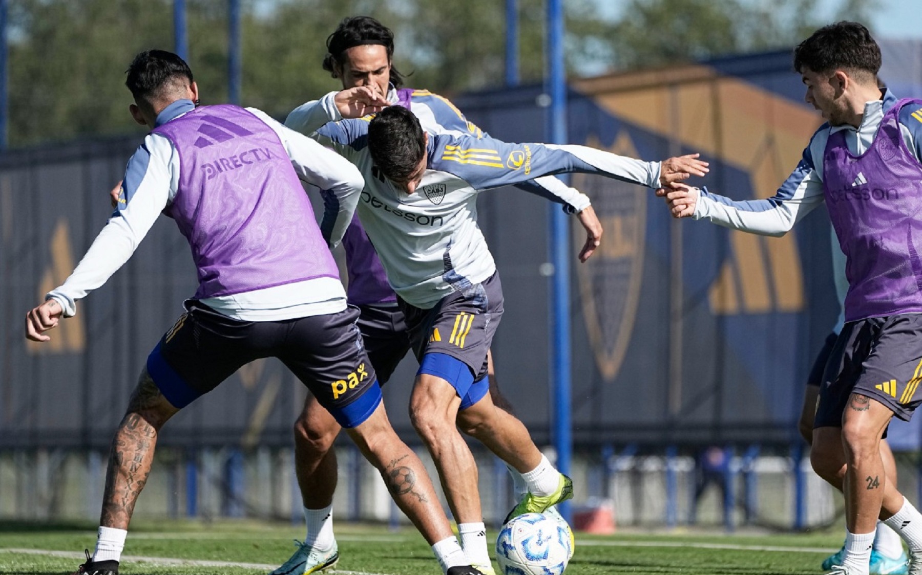 Un referente de Boca se entrenó diferenciado esta mañana y encendió las alarmas. Foto: @BocaJrsOficial.