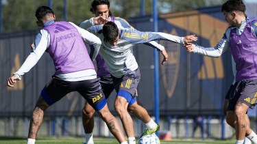 Un referente de Boca se entrenó diferenciado esta mañana y encendió las alarmas. Foto: @BocaJrsOficial.