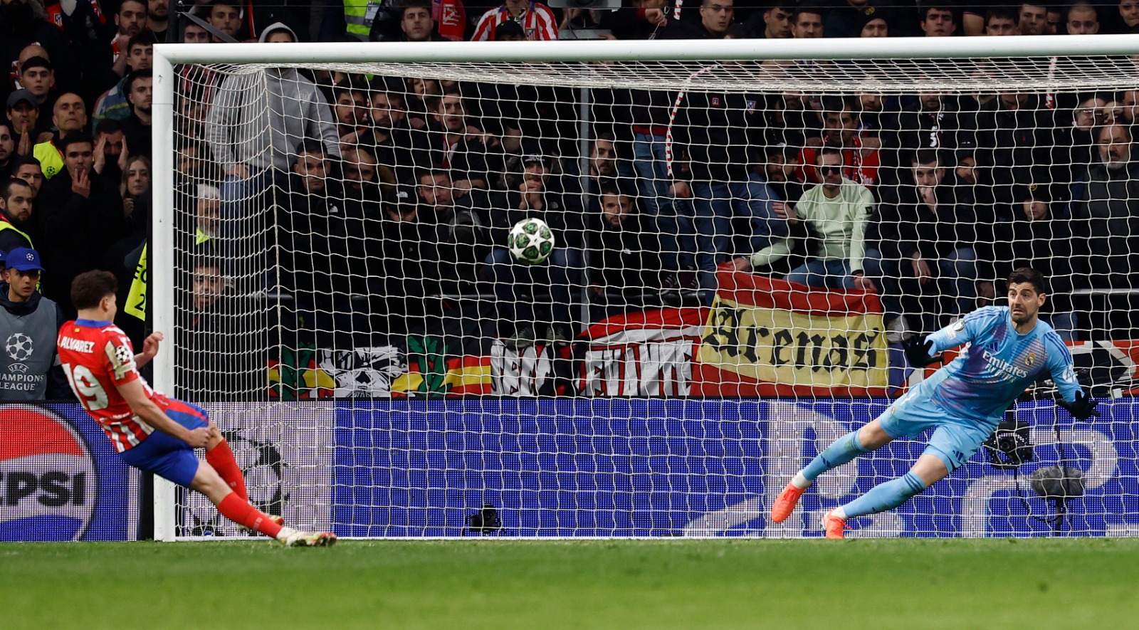 Julián Álvarez se resbaló y le anularon el penal por doble toque.