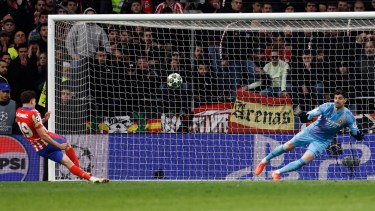 Julián Álvarez se resbaló y le anularon el penal por doble toque.