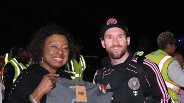 Lionel Messi recibió un regalo especial en su llegada a Jamaica.