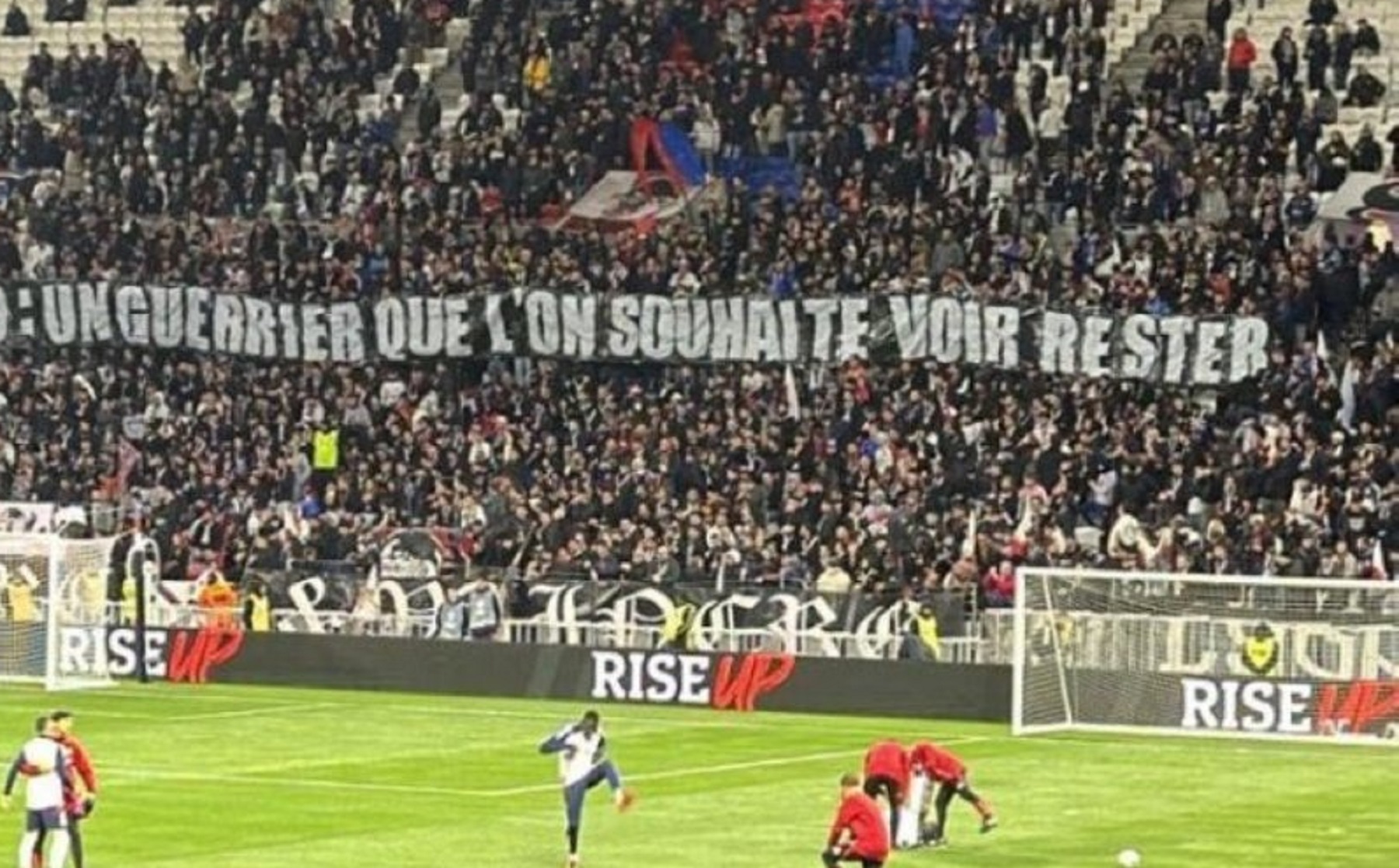 La hinchada de Lyon le dejó un contundente mensaje a un jugador de la Selección Argentina.