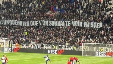 La hinchada de Lyon le dejó un contundente mensaje a un jugador de la Selección Argentina.