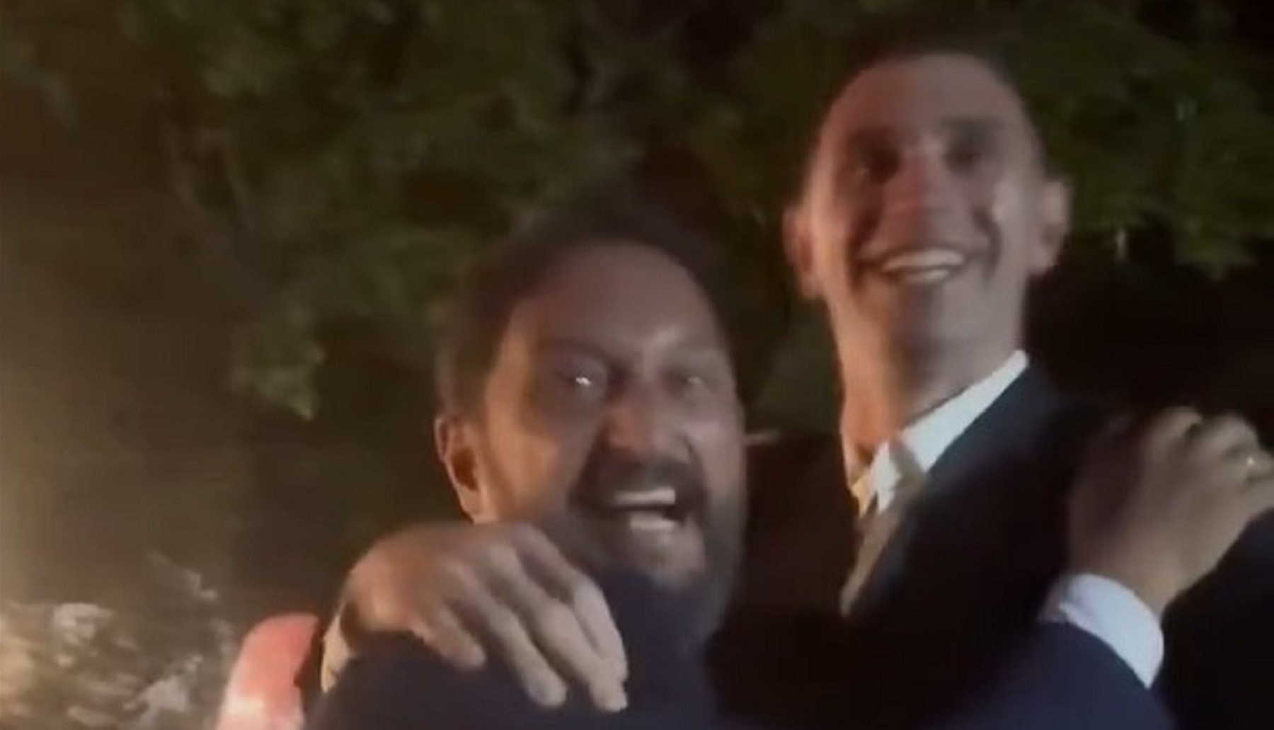 Dibu Martínez apareció de sorpresa en el casamiento de un amigo.