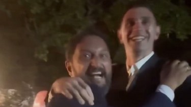 Dibu Martínez apareció de sorpresa en el casamiento de un amigo.