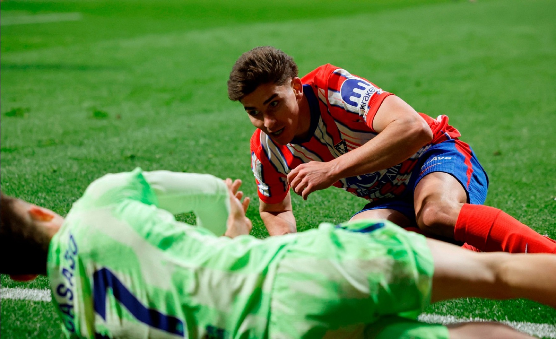 Julián Álvarez marcó el primer gol de Atlético Madrid ante Barcelona. Foto: AFP.