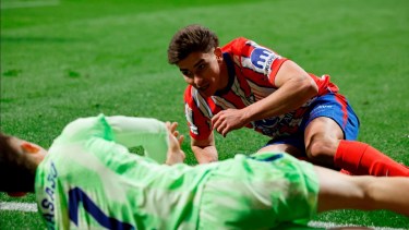 Julián Álvarez marcó el primer gol de Atlético Madrid ante Barcelona. Foto: AFP.