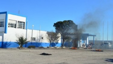 Despidos en una pesquera. Foto: gentileza Informativo Hoy. 