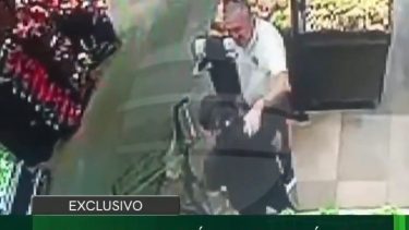 Alfaro y un encuentro emotivo con un repositor en Paraguay.