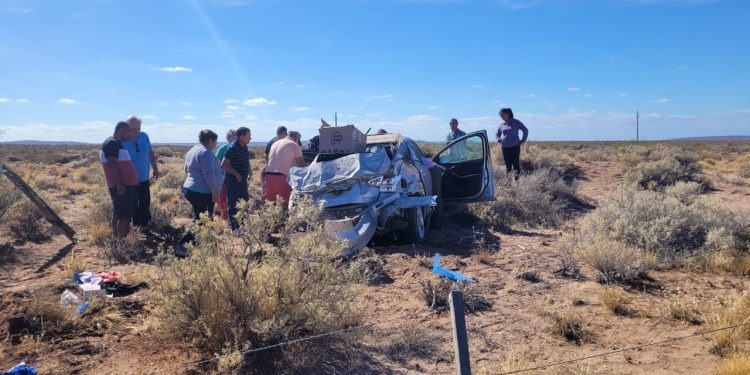 Violento vuelco en la Ruta 22. Foto: gentileza Cutral Co al Instante. 