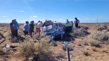 Violento vuelco en la Ruta 22. Foto: gentileza Cutral Co al Instante. 
