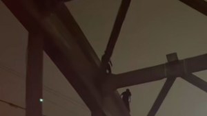 ¡Irresponsabilidad absoluta! Jovenes cruzaron el puente entre Cipolletti y Neuquén trepando los arcos