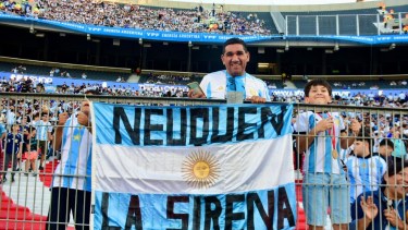 Argentina &#8211; Brasil: las banderas de Neuquén y Cipolletti brillan en el Monumental