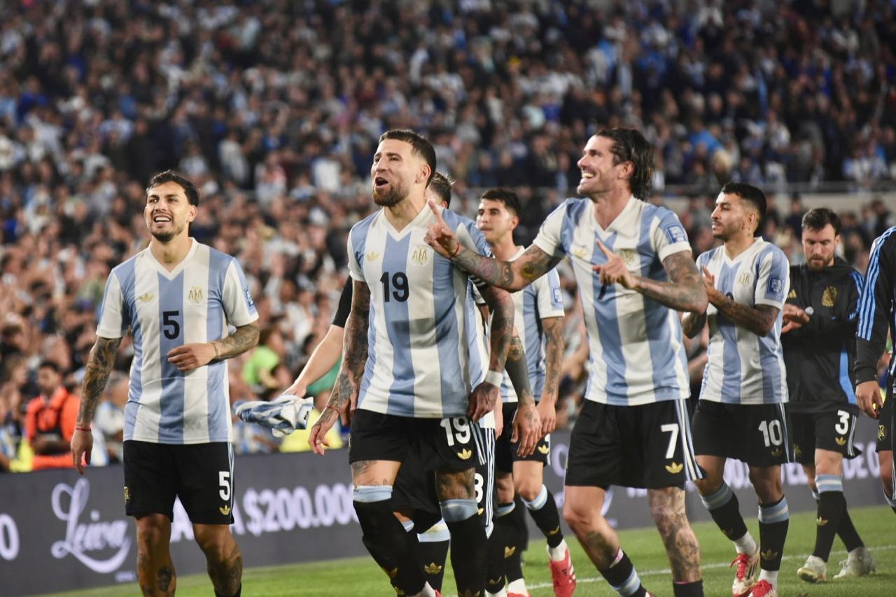 En el partido entre Argentina y Brasil, el árbitro Rojas amonestó a Leandro Paredes.