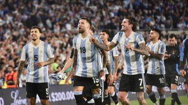 En el partido entre Argentina y Brasil, el árbitro Rojas amonestó a Leandro Paredes.